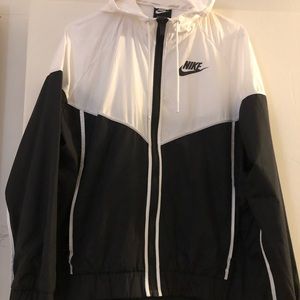 Nike women black and white wind breaker
